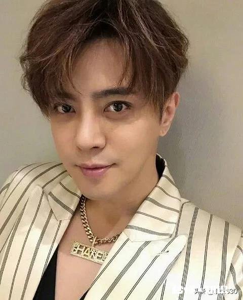 明星以前看不起网红，现在却都开起网络直播，你怎么看