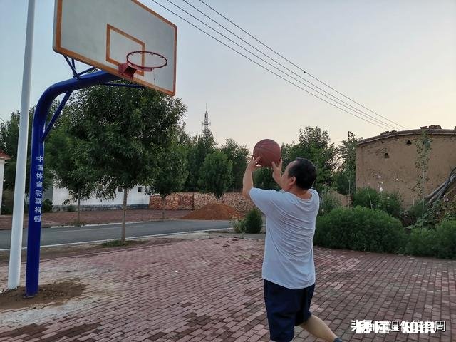 请问大家出去吃黄焖鸡米饭，米饭是跟菜一套还是单点