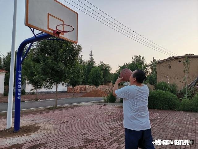 请问大家出去吃黄焖鸡米饭，米饭是跟菜一套还是单点