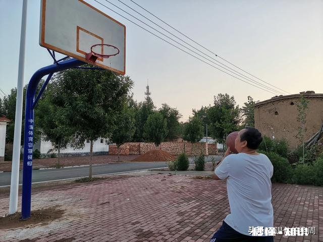 请问大家出去吃黄焖鸡米饭，米饭是跟菜一套还是单点