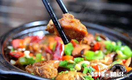 请问大家出去吃黄焖鸡米饭，米饭是跟菜一套还是单点