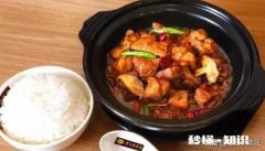 请问大家出去吃黄焖鸡米饭，米饭是跟菜一套还是单点