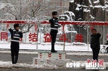 零下20多度,呼和浩特市公安局女警执勤时收到热咖啡,你怎么看