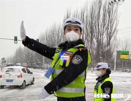 零下20多度,呼和浩特市公安局女警执勤时收到热咖啡,你怎么看