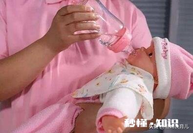 新生儿一饿喝奶粉就特别着急，经常呛奶怎么办