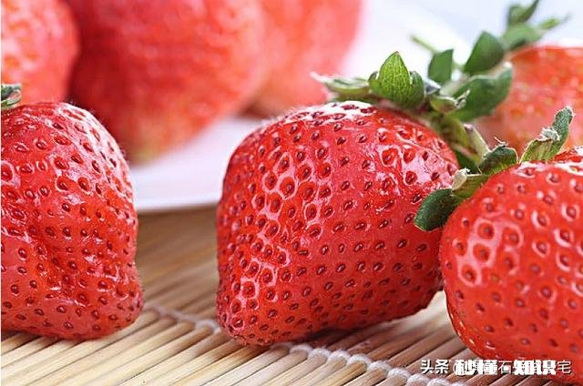 草莓开花后多久结果，需要注意些什么花骨朵多了需要掐掉些吗