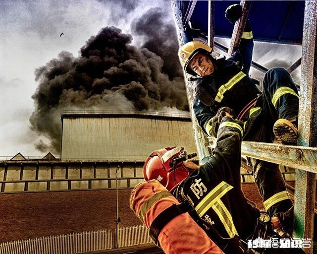 消防员穿那么多冲进火场不热吗