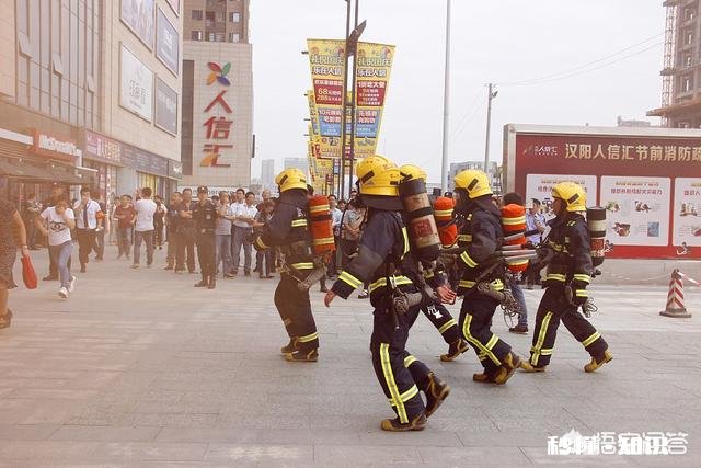 消防员穿那么多冲进火场不热吗