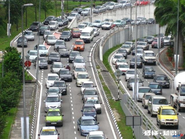 为什么每到节假日免费，很多高速公路就会堵车是因为车流量太大吗真实原因是什么