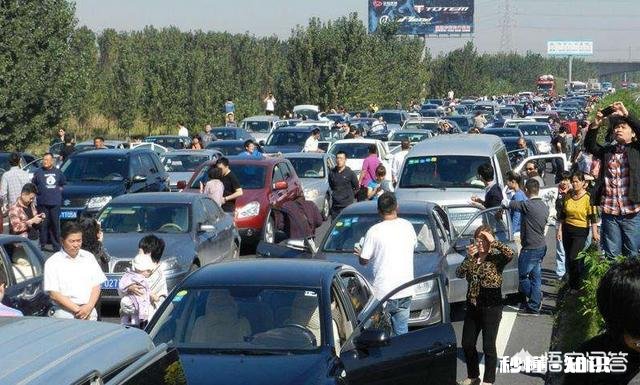 为什么每到节假日免费，很多高速公路就会堵车是因为车流量太大吗真实原因是什么