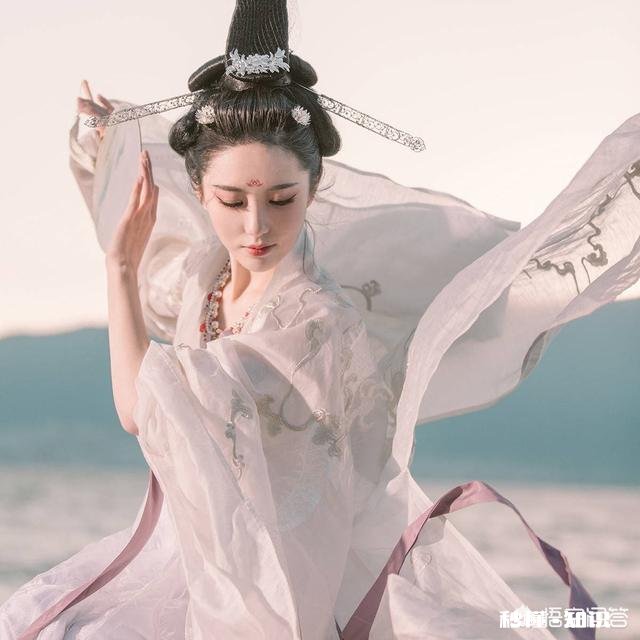 一句形容佳人的诗句是什么