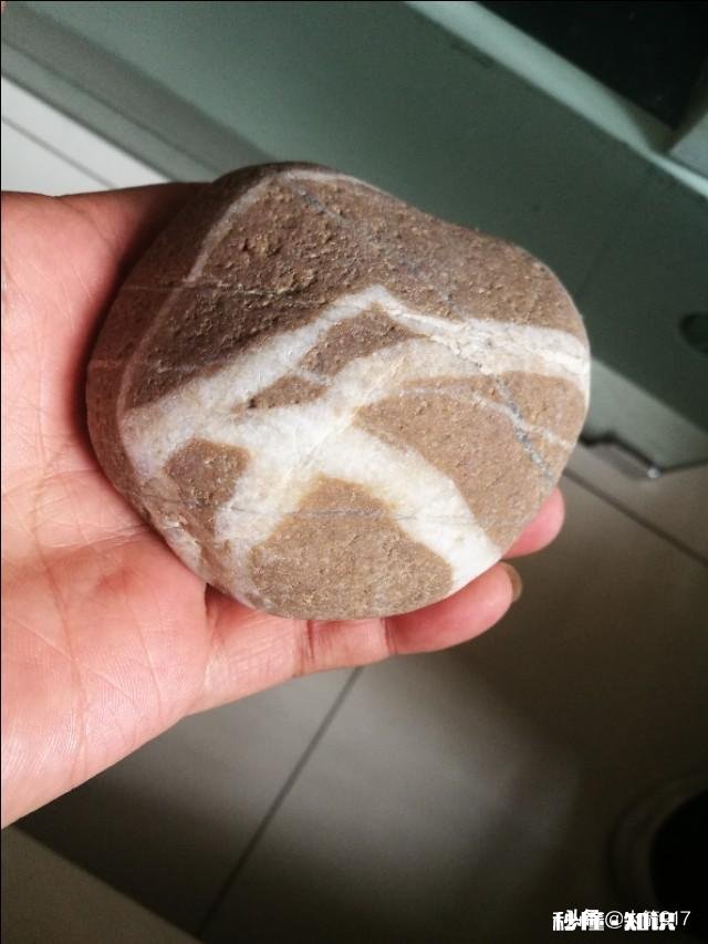 这个石头的字是天然还是人工