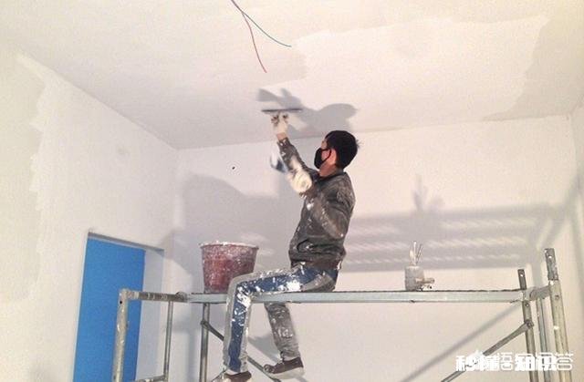 装修房子是先批墙还是先装门