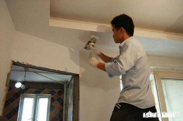 装修房子是先批墙还是先装门