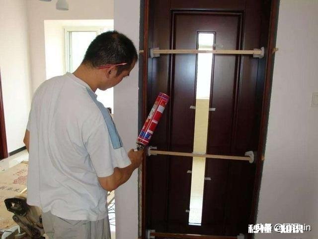 装修房子是先批墙还是先装门