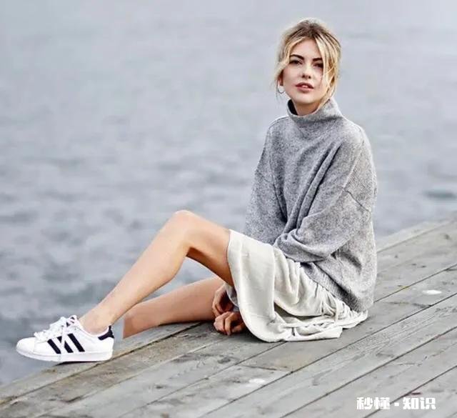 肩宽脖子细长，头窄皮肤还黑，怎么搭配衣服和配饰来扬长避短呢