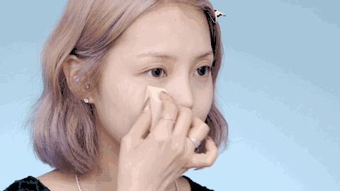 怎么涂粉底才能不浮粉脱妆，看起来很自然