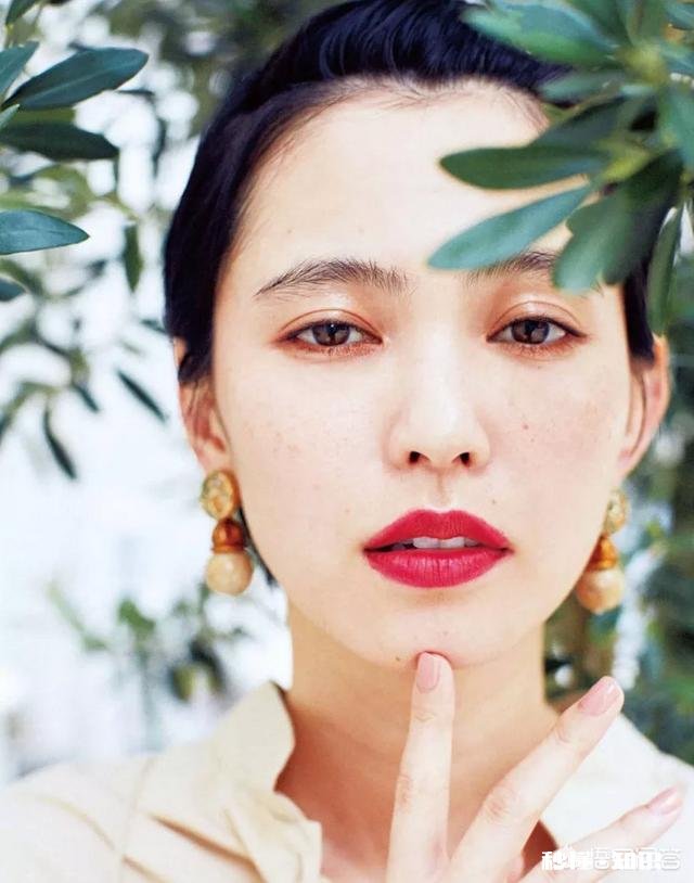 怎么涂粉底才能不浮粉脱妆，看起来很自然