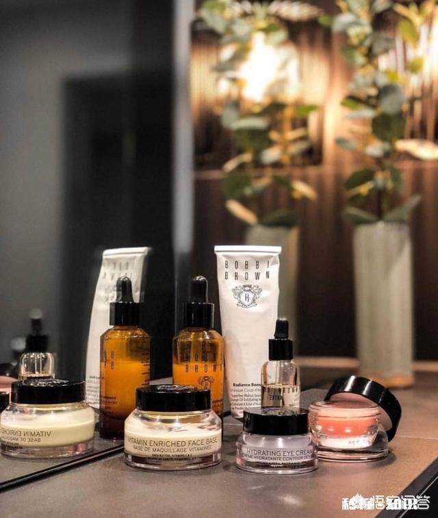 怎么涂粉底才能不浮粉脱妆，看起来很自然