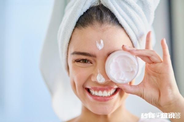 怎么涂粉底才能不浮粉脱妆，看起来很自然