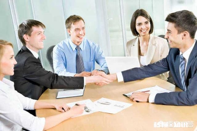 当面一套背后一套的客户我们怎么应对，当谈利益的时候他会搪塞，用什么办法来对付