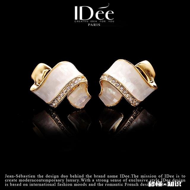 有没有人知道，该给女朋友买什么样的耳饰品或者女人喜欢什么样的耳钉