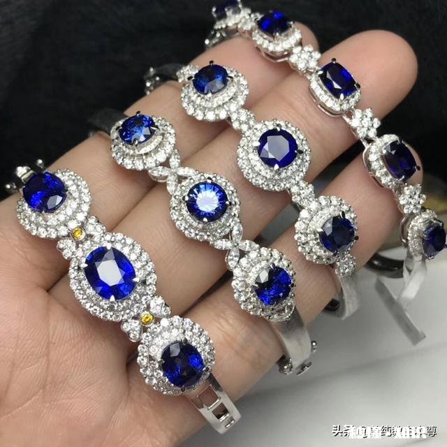 有没有人知道，该给女朋友买什么样的耳饰品或者女人喜欢什么样的耳钉