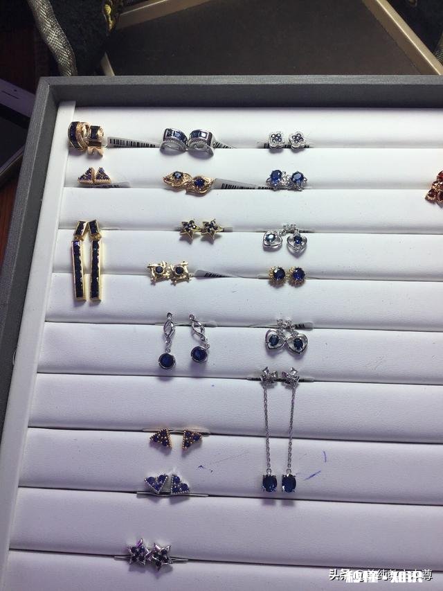 有没有人知道，该给女朋友买什么样的耳饰品或者女人喜欢什么样的耳钉