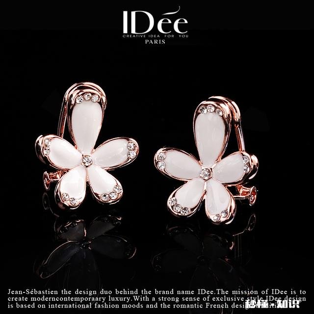 有没有人知道，该给女朋友买什么样的耳饰品或者女人喜欢什么样的耳钉