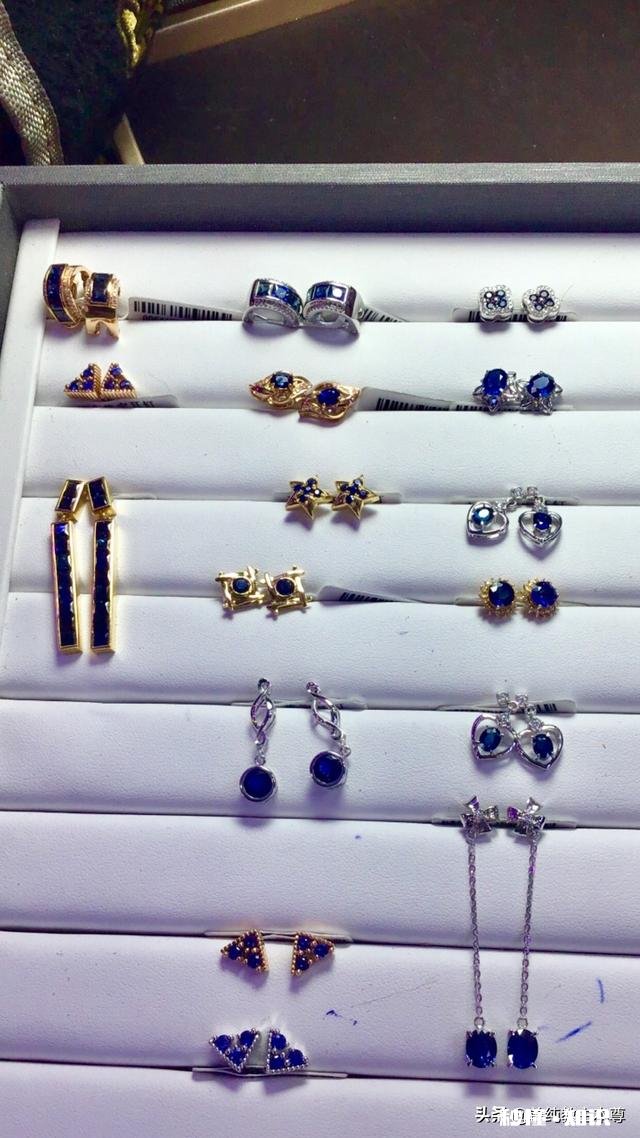 有没有人知道，该给女朋友买什么样的耳饰品或者女人喜欢什么样的耳钉