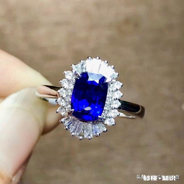 有没有人知道，该给女朋友买什么样的耳饰品或者女人喜欢什么样的耳钉