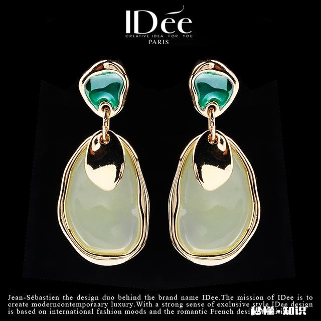 有没有人知道，该给女朋友买什么样的耳饰品或者女人喜欢什么样的耳钉