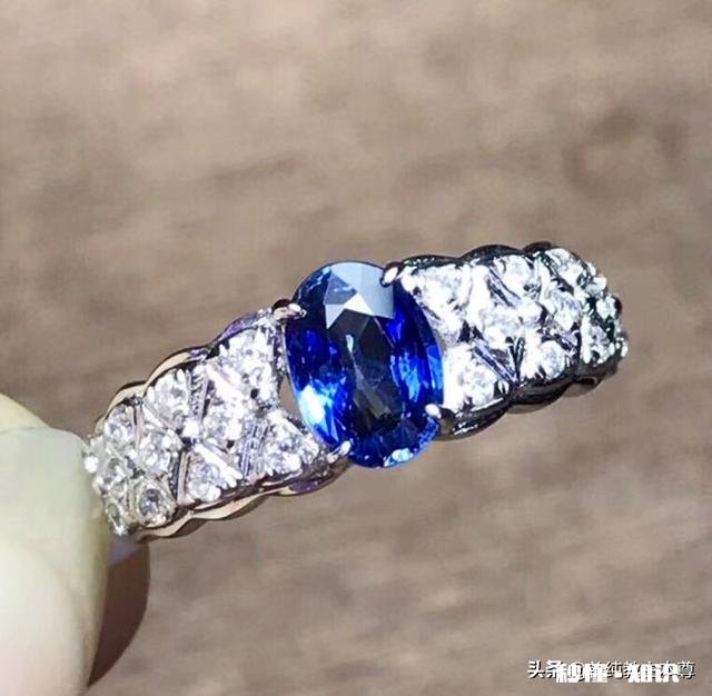 有没有人知道，该给女朋友买什么样的耳饰品或者女人喜欢什么样的耳钉