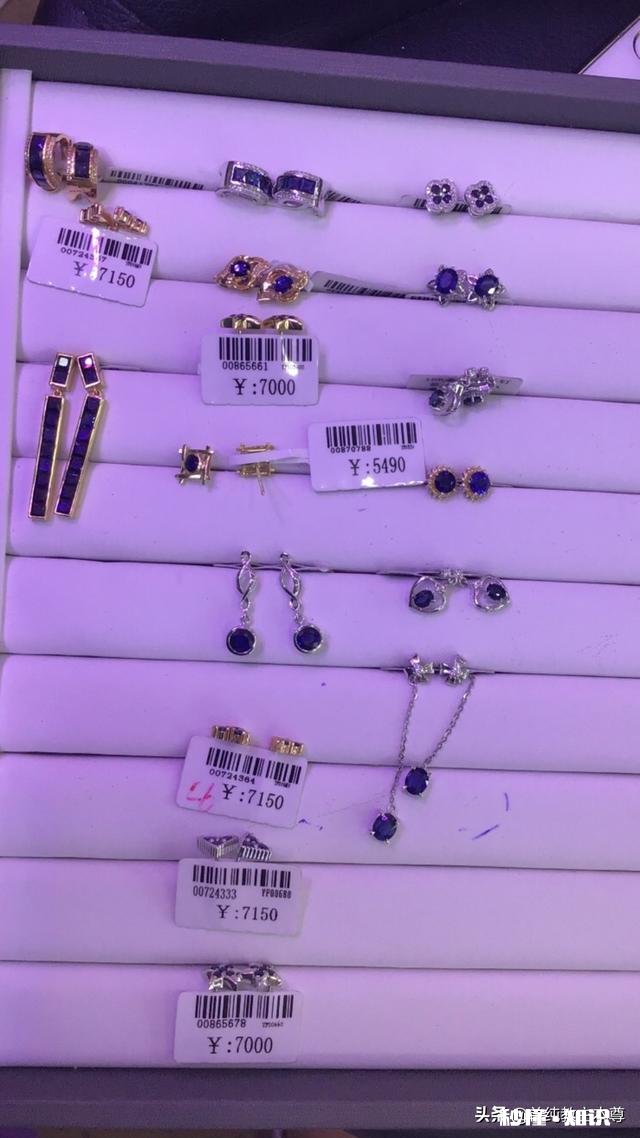 有没有人知道，该给女朋友买什么样的耳饰品或者女人喜欢什么样的耳钉