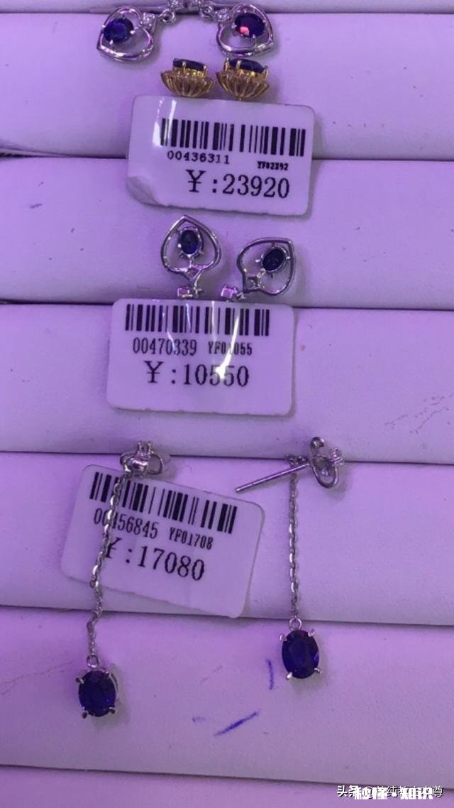 有没有人知道，该给女朋友买什么样的耳饰品或者女人喜欢什么样的耳钉