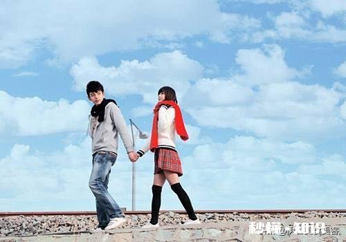 偷看老公手机，发现他和初恋女友联系，直接把前女友拉黑。对不