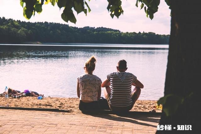 偷看老公手机，发现他和初恋女友联系，直接把前女友拉黑。对不
