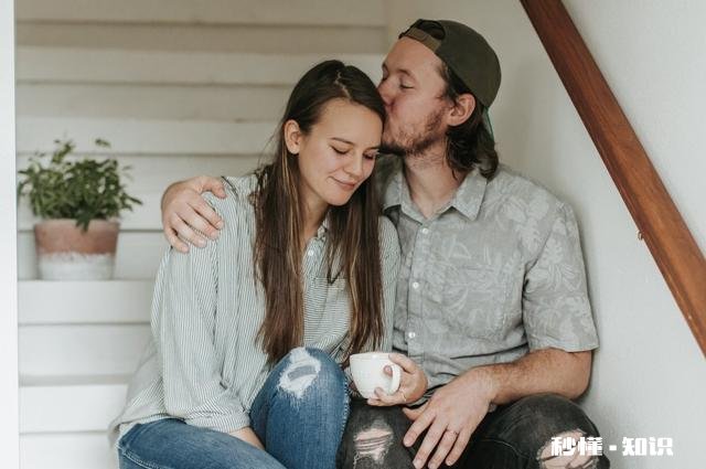 偷看老公手机，发现他和初恋女友联系，直接把前女友拉黑。对不