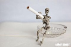 白天只要躺着就困，晚上躺着怎么也睡不着，不到半夜不睡觉，这正常吗