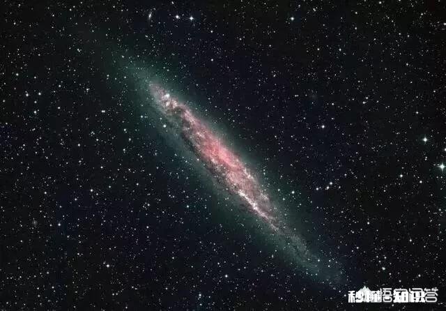 真空密闭的房间内壁都是反光镜，里面装个灯泡，点亮灯泡再灭掉，房间内会立马黑掉吗