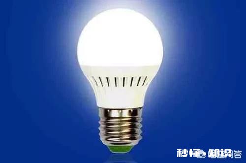 真空密闭的房间内壁都是反光镜，里面装个灯泡，点亮灯泡再灭掉，房间内会立马黑掉吗