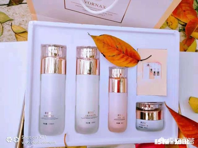 女朋友春节期间过生日，想送她一套护肤品，有什么推荐吗