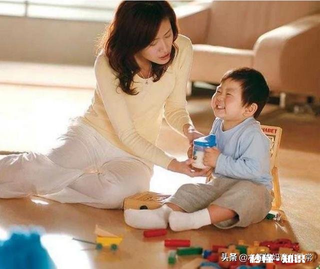 幼儿园小朋友小明在大街上和妈妈走散了他应该怎么办