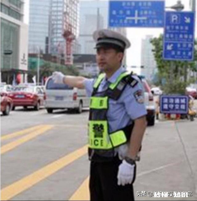 幼儿园小朋友小明在大街上和妈妈走散了他应该怎么办