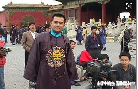 电视剧《雍正王朝》第一集中,不管是在北京还是扬州,为什么热天都穿很多衣服