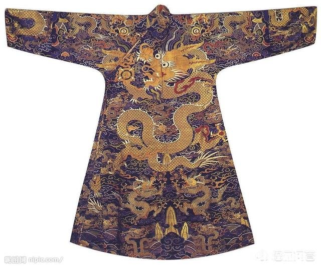 电视剧《雍正王朝》第一集中,不管是在北京还是扬州,为什么热天都穿很多衣服