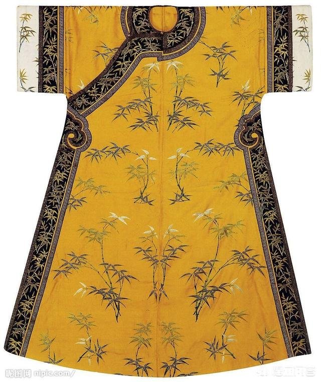 电视剧《雍正王朝》第一集中,不管是在北京还是扬州,为什么热天都穿很多衣服