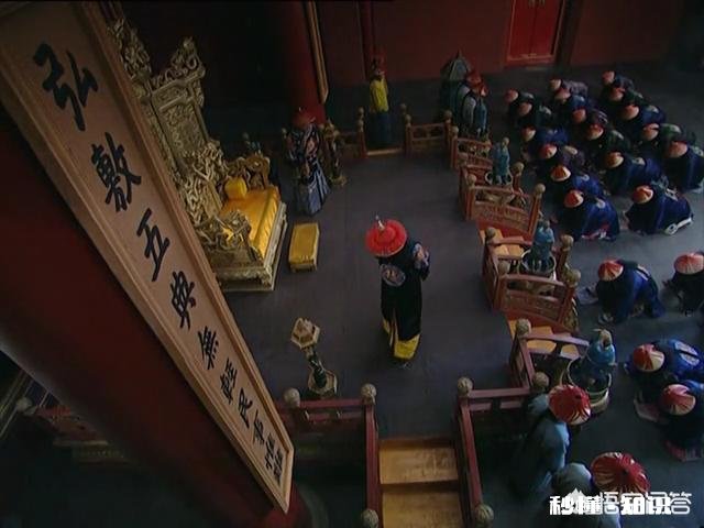 电视剧《雍正王朝》第一集中,不管是在北京还是扬州,为什么热天都穿很多衣服