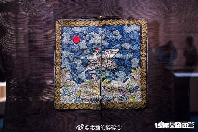 电视剧《雍正王朝》第一集中,不管是在北京还是扬州,为什么热天都穿很多衣服