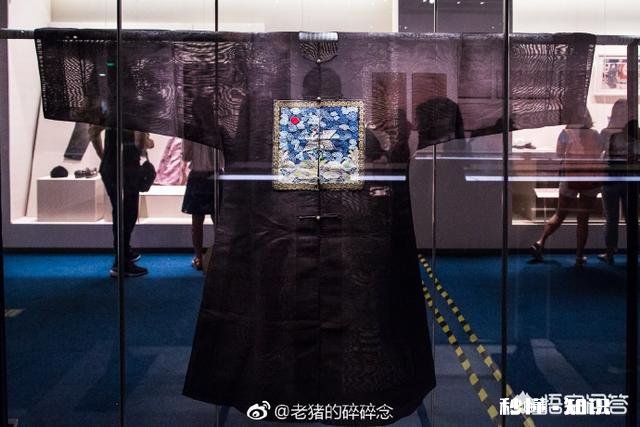 电视剧《雍正王朝》第一集中,不管是在北京还是扬州,为什么热天都穿很多衣服